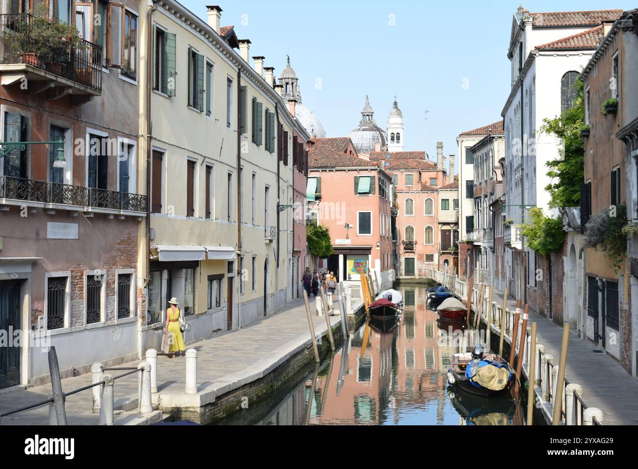 VENEZIA, ITALIA - 19 LUGLIO 2024: Splendida e tranquilla vista sul canale e sul marciapiede intorno alla fondamenta Venier dai Leoni nel quartiere Dorsoduro di Venezia. Foto Stock