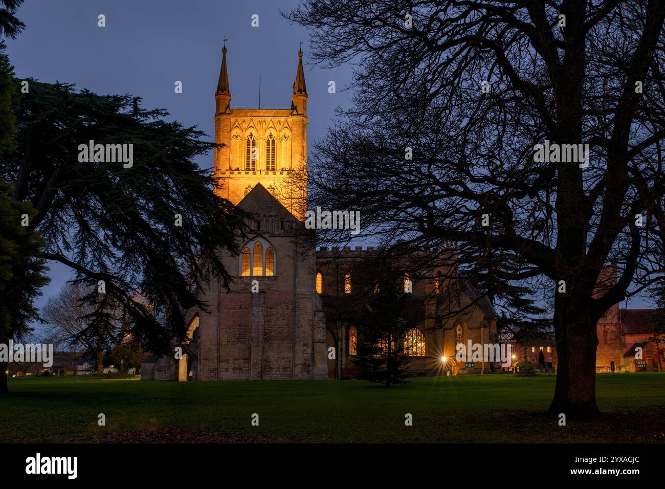 Abbazia di Pershore Chiesa della Santa Croce al crepuscolo di dicembre. Pershore, Worcestershire, Inghilterra Foto Stock