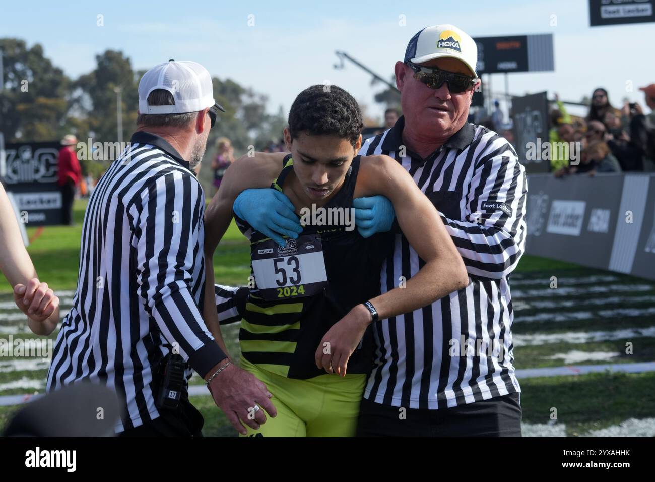 San Diego, California, Stati Uniti. 14 dicembre 2024. Soheib Dissa è assistito dopo essersi piazzato tredicesimo nelle 15:48,0 durante il Foot Locker Cross Country Championships, sabato 14 dicembre 2024, a San Diego. Crediti: Kirby Lee/Alamy Live News Foto Stock