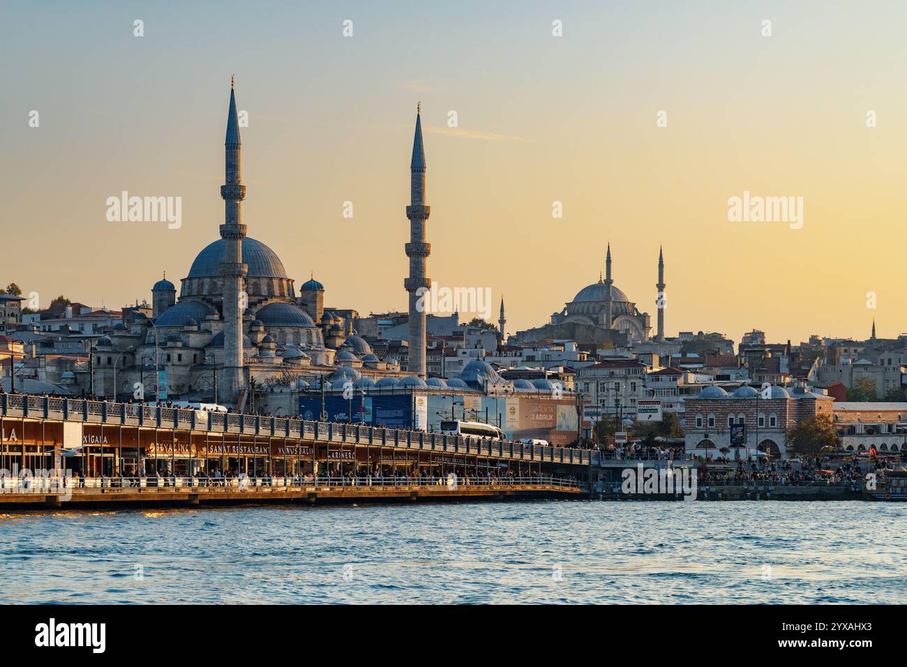 Fantastico skyline di Istanbul, Turchia. Splendida vista serale della città Foto Stock