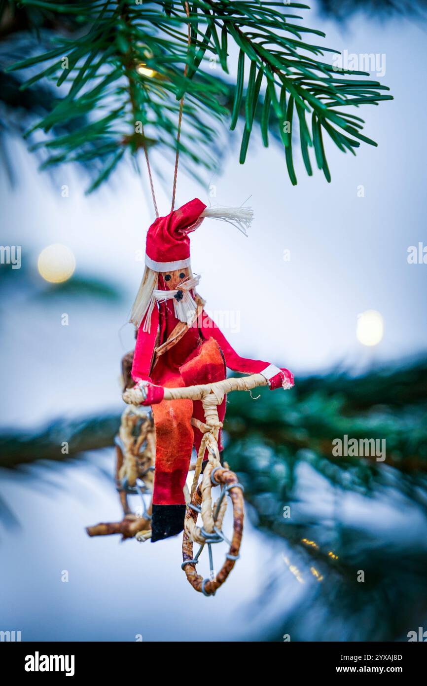 Germania. Bambola Babbo Natale originale sui rami. Decorazione di un albero di Natale in un mercatino di natale tedesco. 14 dicembre 2024 Foto Stock