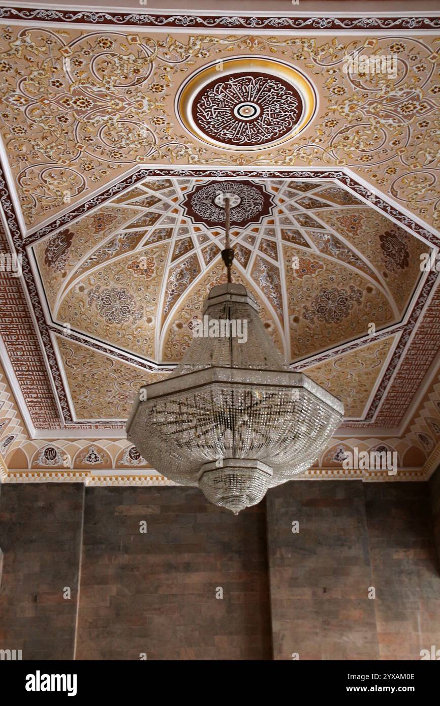 Lampadario di cristallo sul soffitto della Moschea Juma, Shamakhi, Azerbaigian Foto Stock
