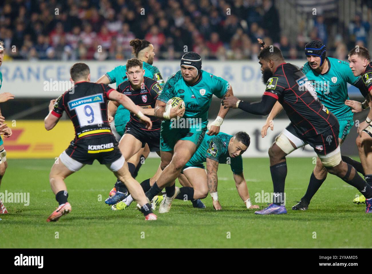 Vannes, Francia. 14 dicembre 2024. Sione Kalamafoni di Vannes e Charlie Chapman, Albert Tuisue di Gloucester durante l'EPCR Challenge Cup rugby match tra RC Vannes e Gloucester Rugby il 14 dicembre 2024 allo stadio la Rabine di Vannes, Francia - Photo Damien Kilani/DK Prod/DPPI Credit: DPPI Media/Alamy Live News Foto Stock