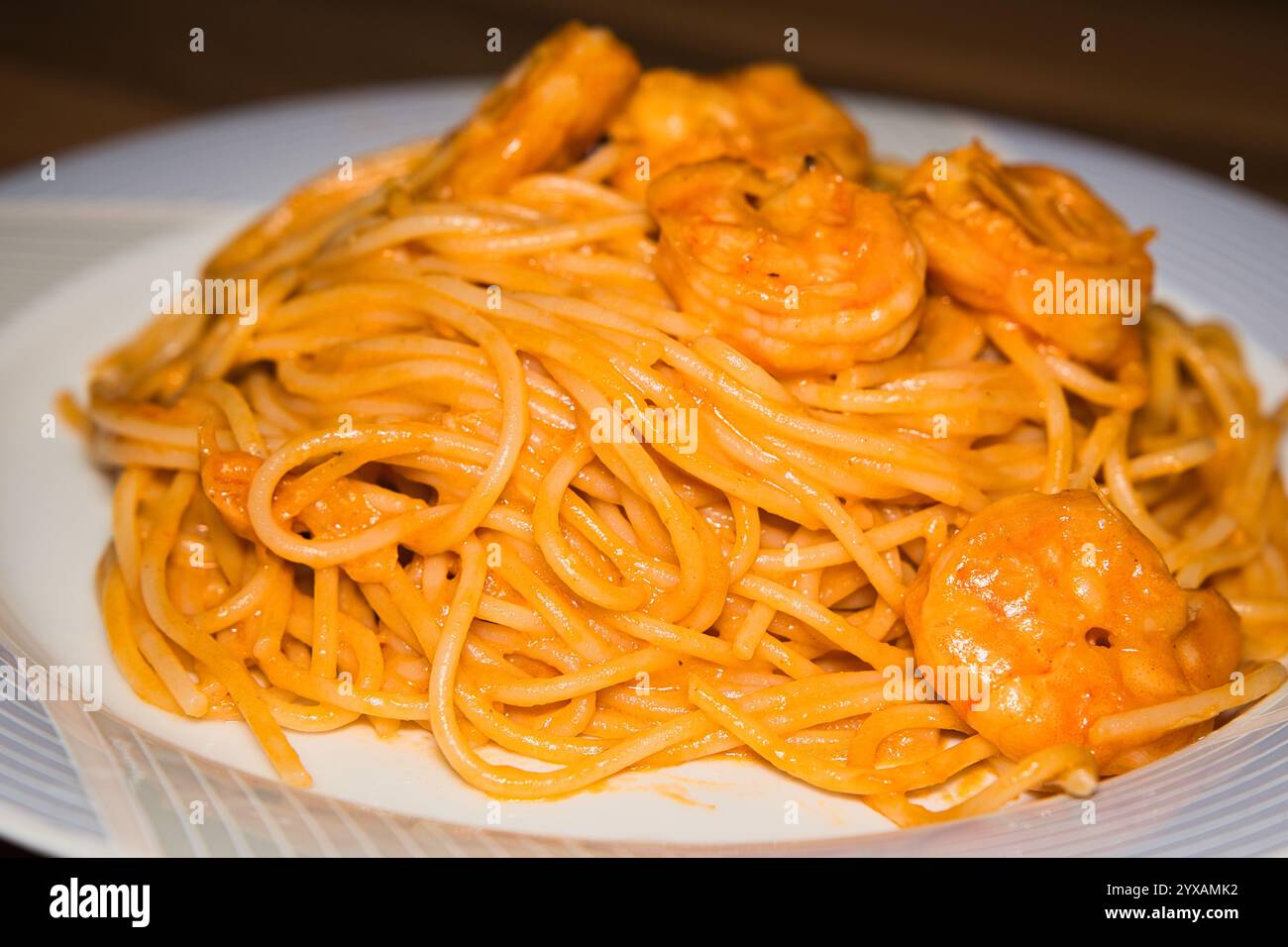 Cucina casalinga, preparazione della pasta di gamberi al burro all'aglio, Mahe Seychelles Foto Stock