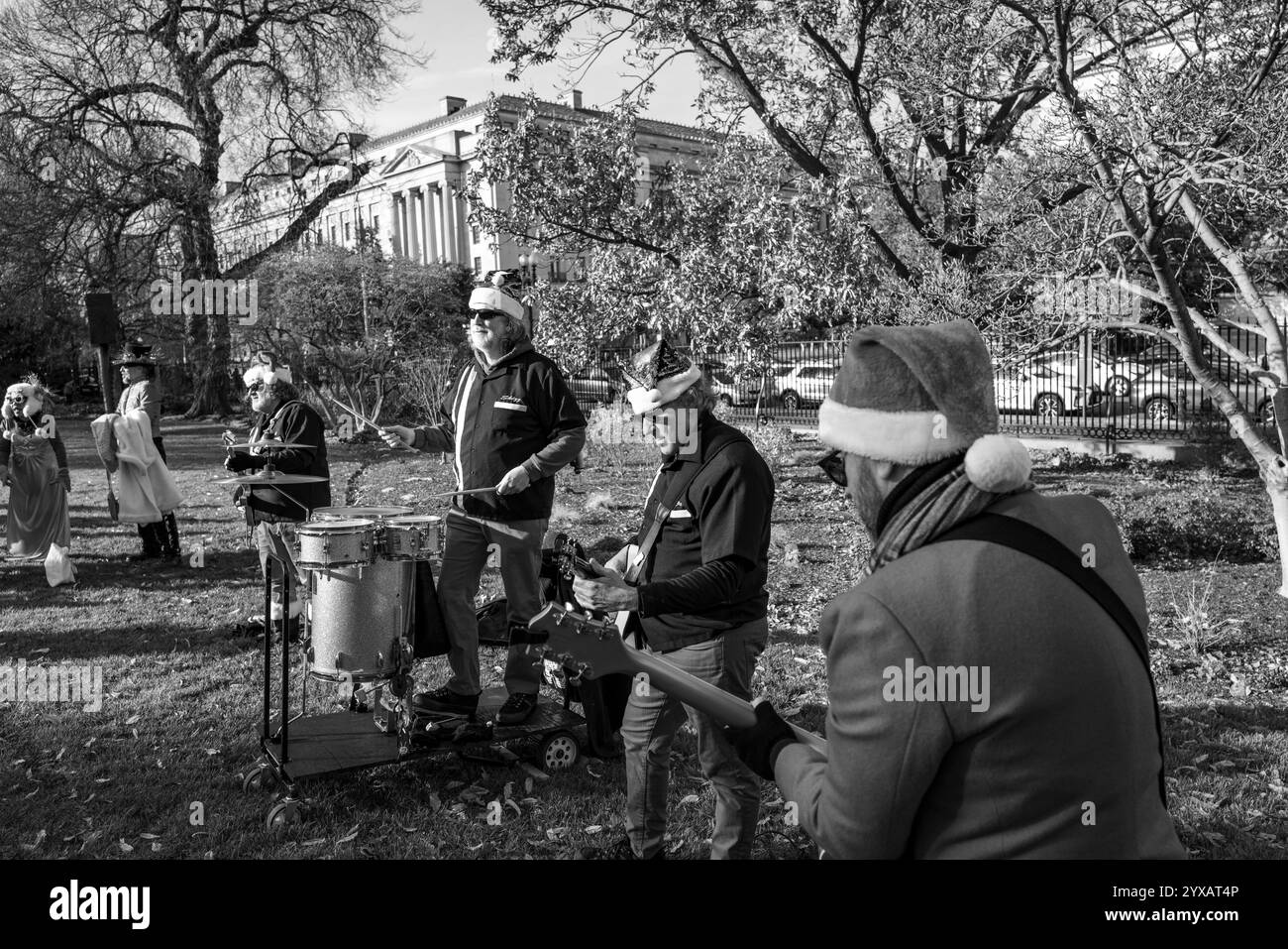 A Washington, DC, il 14 dicembre 2024, un evento a tema Babbo Natale chiamato Zanta con si svolge presso la National Gallery of Art, dove i bambini possono partecipare al pattinaggio su ghiaccio e ballare mentre ascoltano una band. (Foto di Andrew Thomas/NurPhoto) credito: NurPhoto SRL/Alamy Live News Foto Stock