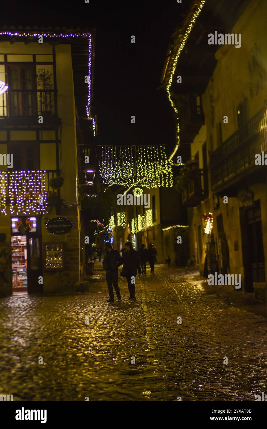 Santillana del Mar, Cantabria, Spagna, 14 dicembre 2024, le strade decorate a Santillana del Mar, Cantabria, 14 dicembre 2024. Crediti: Javier Linares Misioner / Alamy Live News Foto Stock