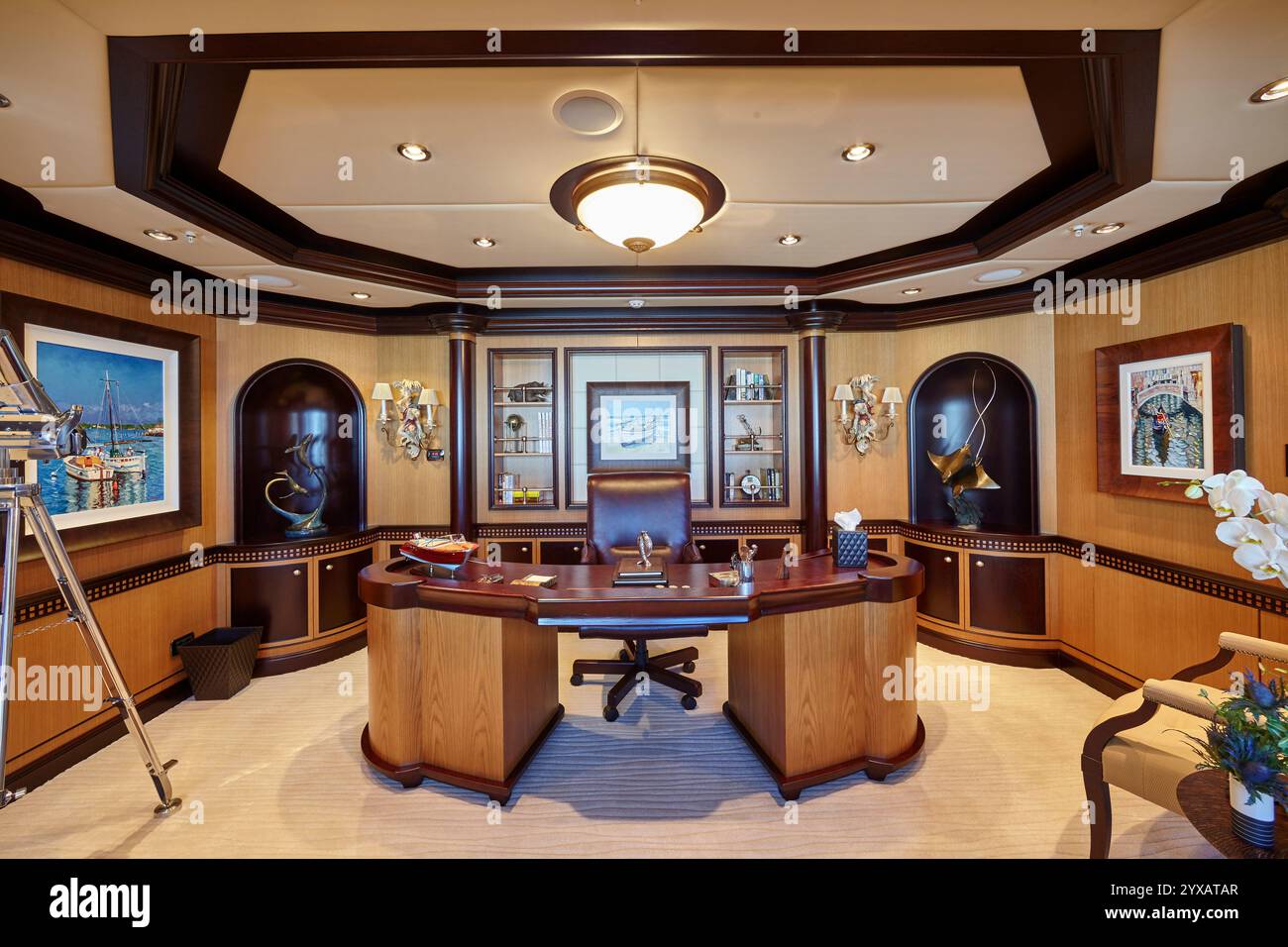 Elegante ufficio in legno su un Superyacht con interni dal design classico e lussuoso Foto Stock