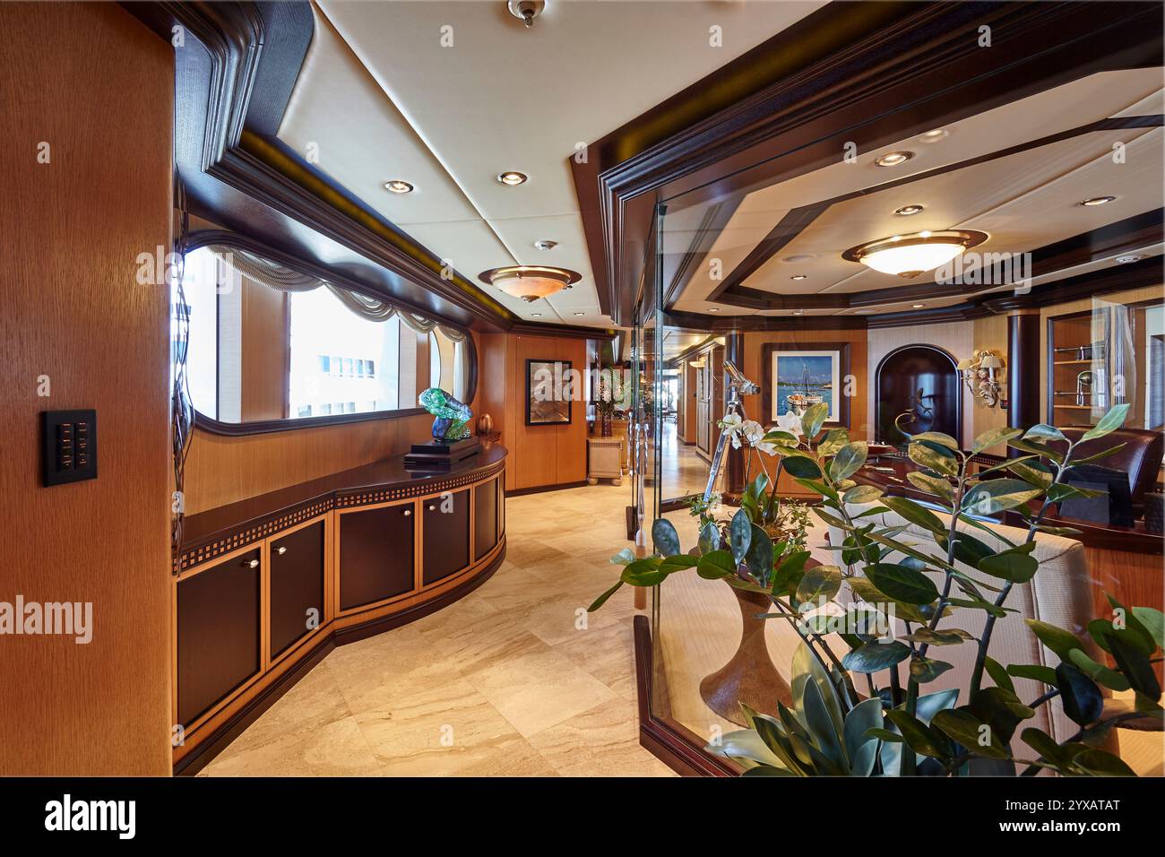 Design degli interni di lusso dell'elegante Yacht Lounge con elementi decorativi Foto Stock