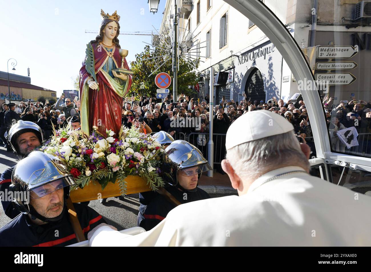 Poco dopo il suo arrivo in Corsica, Papa Francesco si ferma presso il sito archeologico di un battistero paleocristiano che faceva parte della prima cattedrale di Ajaccio in Corsica, Francia, il 15 dicembre 2024. Il Battistero paleocristiano di Saint-Jean risale all'inizio del vi secolo e si trova nel quartiere di Saint-Jean, una zona altamente urbanizzata della città. Il Battistero di Saint-Jean fu scoperto nel 2005 durante gli scavi da un gruppo dell'Istituto Nazionale per la ricerca archeologica preventiva, prima della costruzione di un parcheggio e di un edificio. Foto di Vatican medi Foto Stock