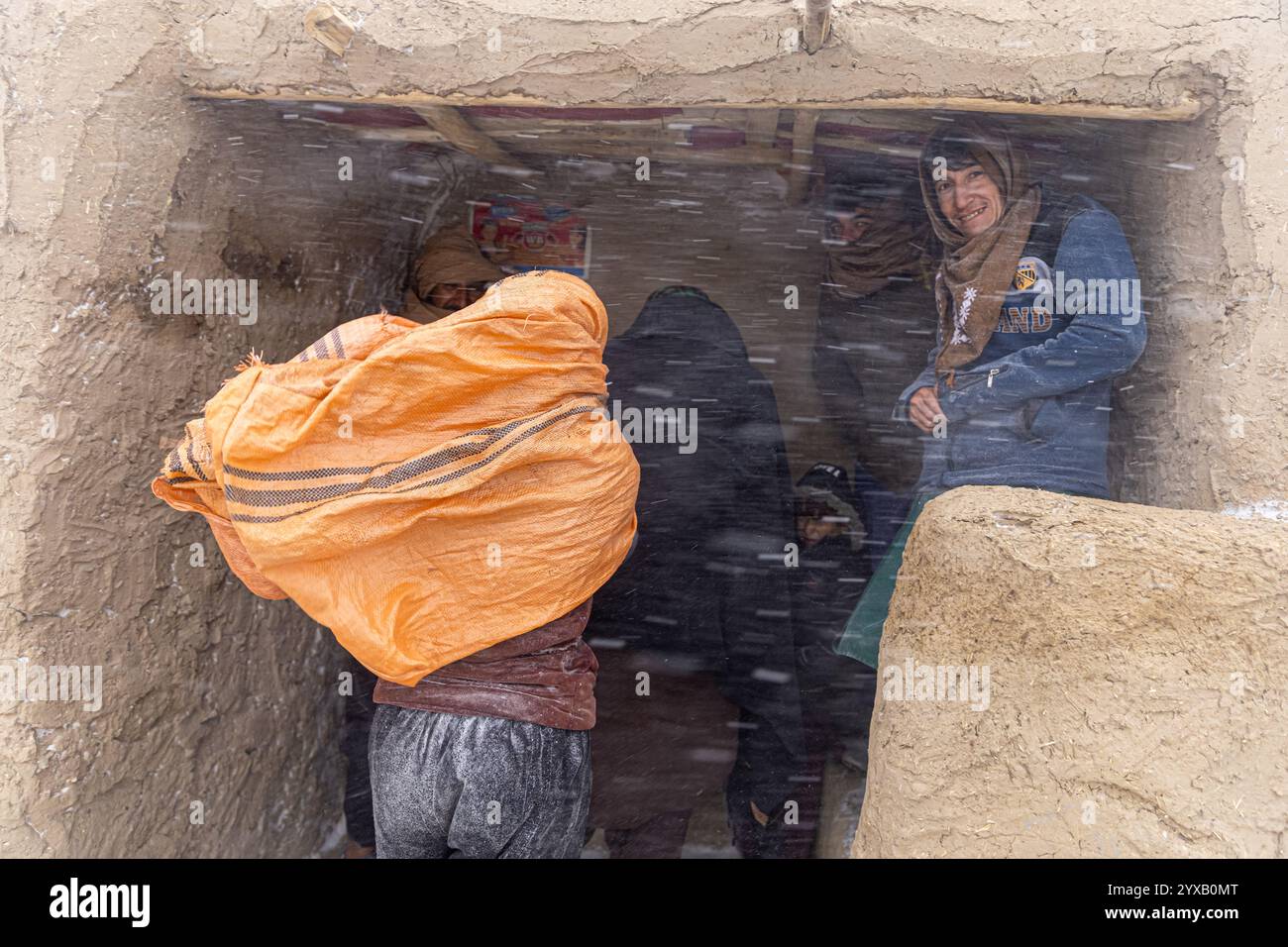 Quest'anno, l'inverno è iniziato molto presto in Afghanistan, siamo proprio alla fine dell'autunno, e i venti estremamente freddi e ghiacciati hanno reso la vita amara per molti Foto Stock