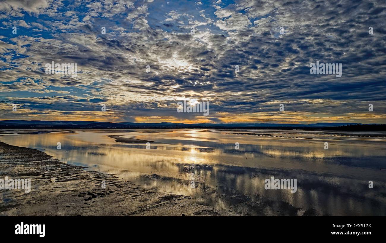 Findhorn Moray Coast Scozia una bassa marea e un tramonto invernale sulle sabbie della grande baia Foto Stock
