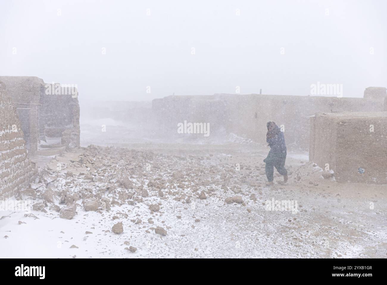 Quest'anno, l'inverno è iniziato molto presto in Afghanistan, siamo proprio alla fine dell'autunno, e i venti estremamente freddi e ghiacciati hanno reso la vita amara per molti Foto Stock