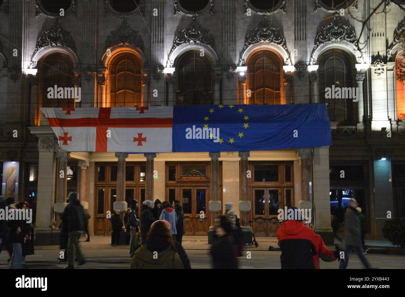 Tbilisi, Georgia - 11 dicembre 2024 - bandiere georgiane ed europee appese fianco a fianco su Rustaveli Avenue durante una manifestazione filo-europea nei pressi del Parlamento georgiano. (Foto di Markku Rainer Peltonen) Foto Stock