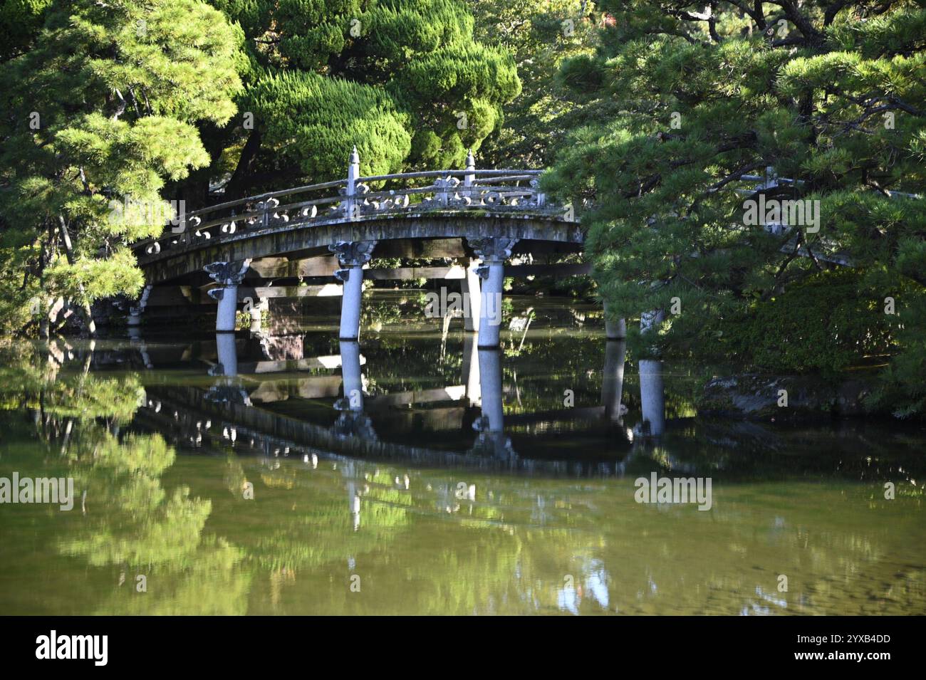 Ponte Keyakibashi e stagno nel giardino "Oike-niwa" del Palazzo Imperiale di Kyōto (Kyōto-gosho) a Kyoto, Giappone. Foto Stock