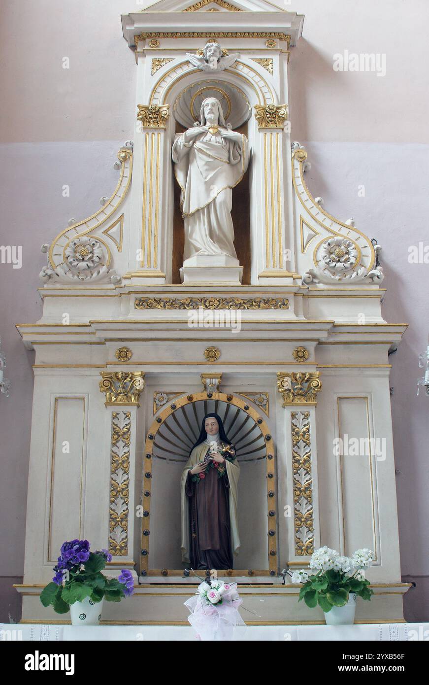 Altare del Sacro cuore di Gesù nella Cattedrale di Santa Teresa d'Avila a Bjelovar, Croazia Foto Stock