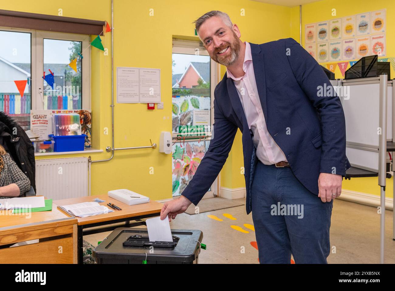 Christopher o'Sullivan TD (FF), votante alle elezioni generali del 2024 a Clonakilty, West Cork, Irlanda. Foto Stock