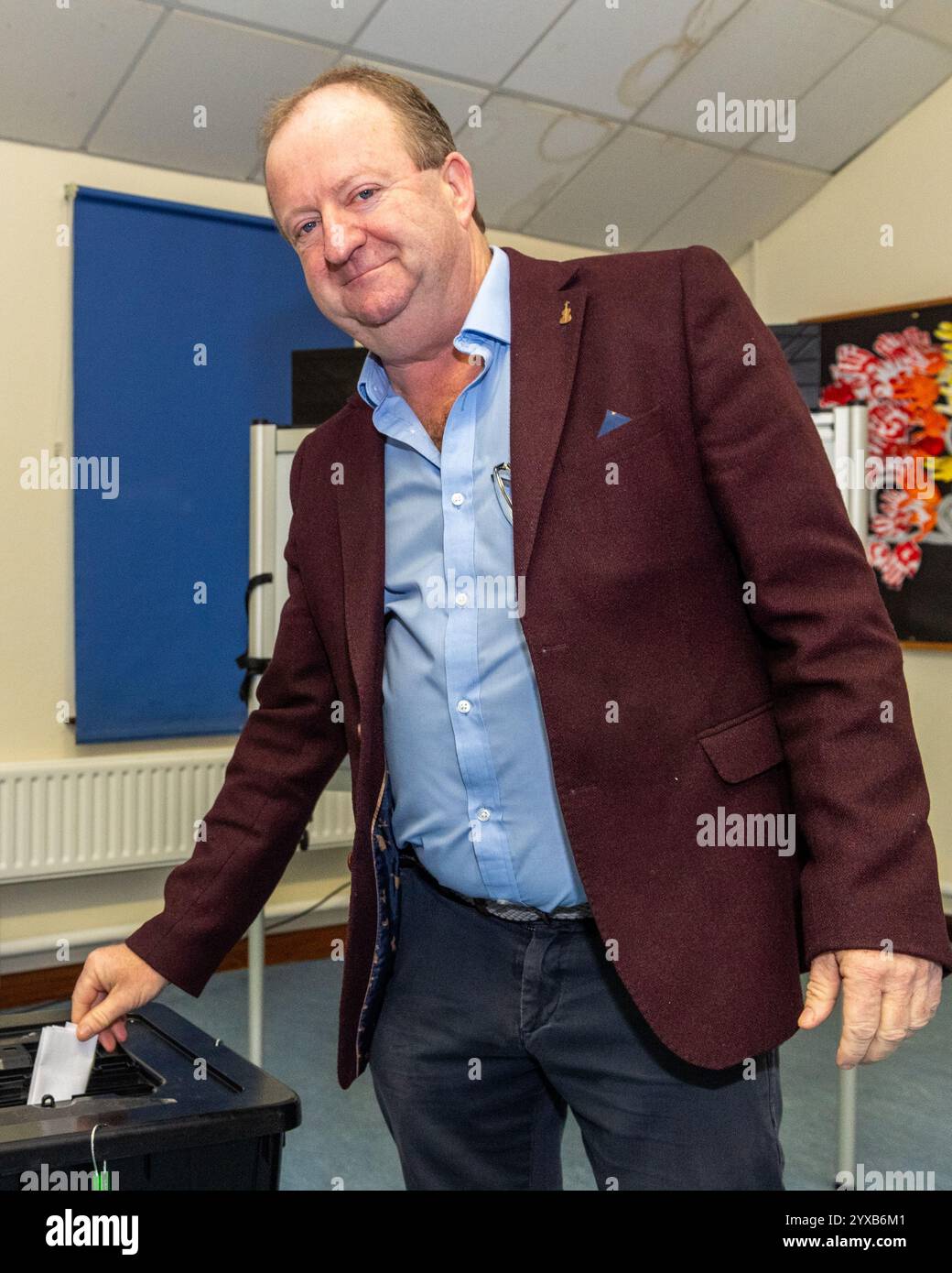 Michael Collins TD, leader del partito dell'Irlanda indipendente, votò alle elezioni generali del 2024 a Schull, West Cork, Irlanda. Foto Stock