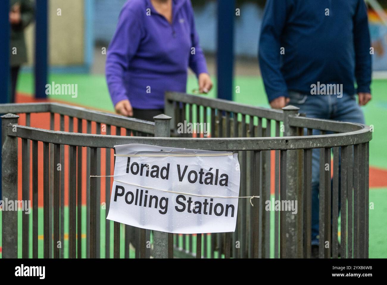 Stazione elettorale alla Schull National School, West Cork, alle elezioni generali del 2024. Foto Stock