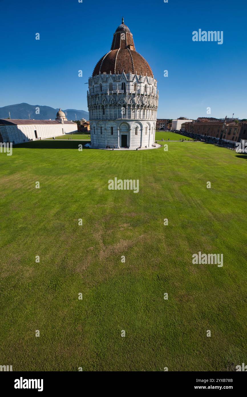 Vista panoramica dell'edificio del battistero in Piazza dei Miracoli a Pisa Foto Stock