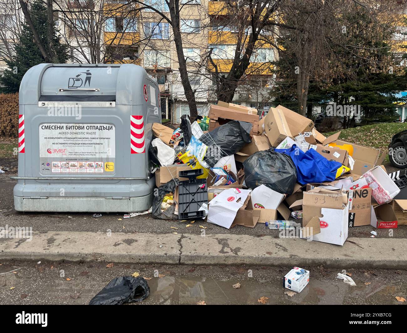 spazzatura, rifiuti, gettati, strada, rifiuti, rifiuti, contenitore, riciclaggio, contenitore per rifiuti domestici misti, punto di raccolta, inquinamento urbano, Sofia Bulgaria, UE Foto Stock spazzatura, rifiuti, gettati, strada, rifiuti, rifiuti, contenitore, riciclaggio, contenitore per rifiuti domestici misti, punto di raccolta, inquinamento urbano, Sofia Bulgaria, UE Foto Stock
