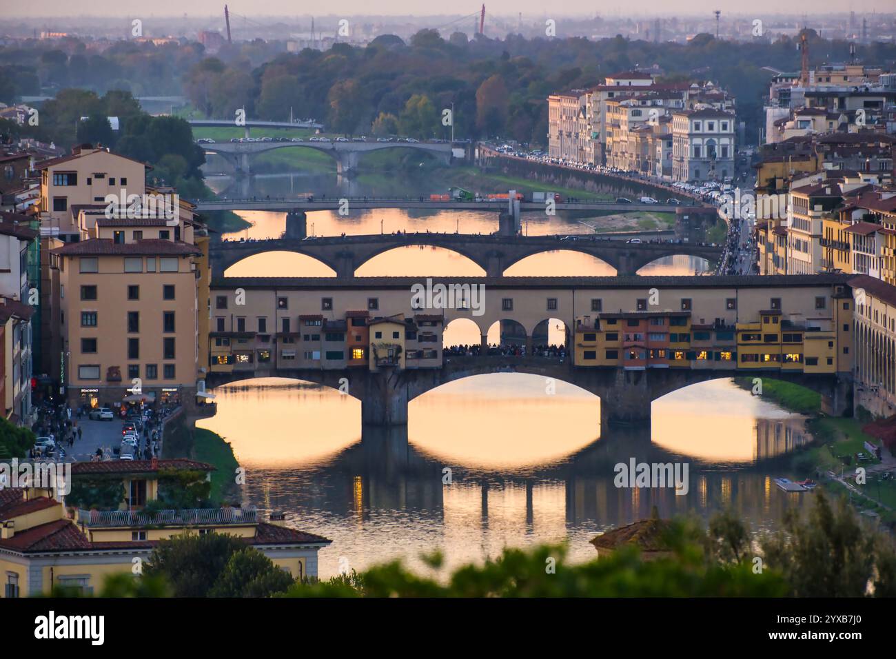 Tramonto sul Ponte Vecchio a Firenze Foto Stock