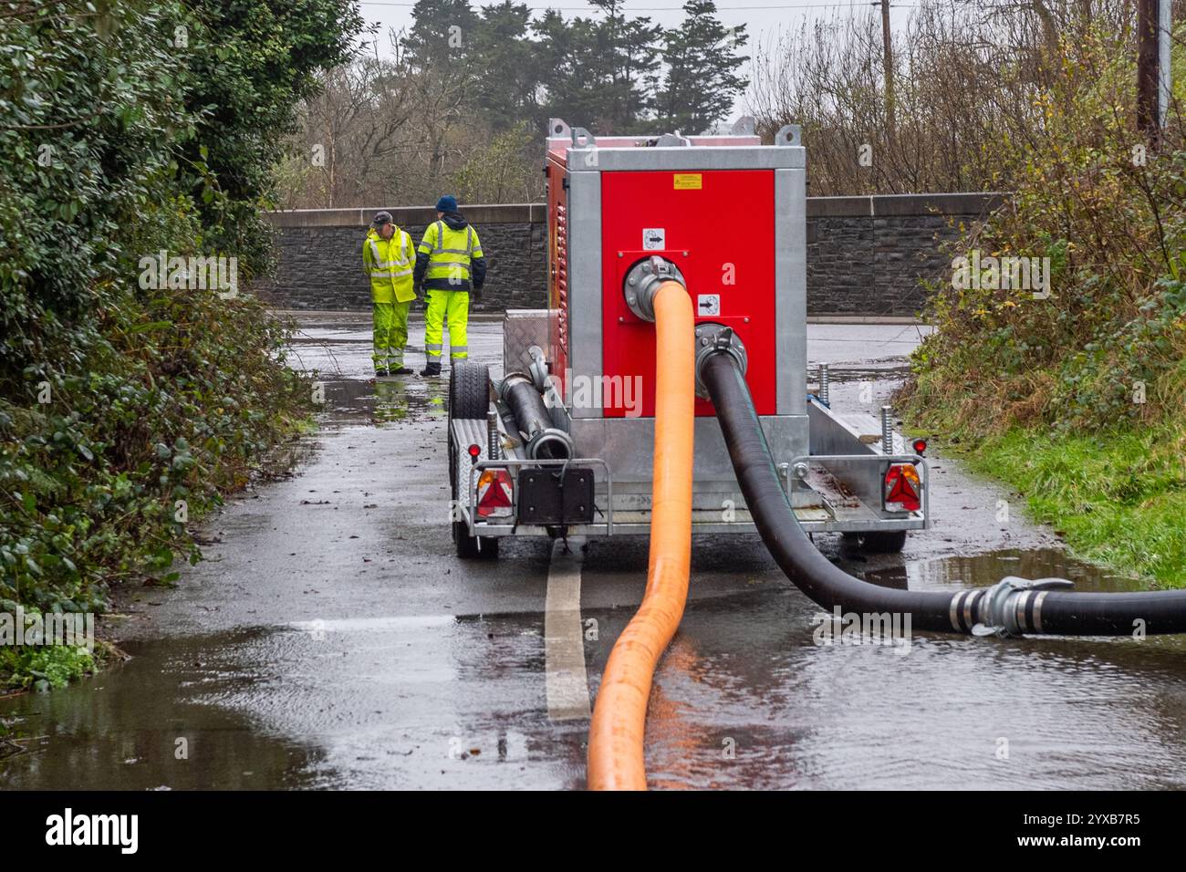 Gli operai del Consiglio della contea di Cork pompano via l'acqua inondata a Skibbereen, West Cork durante la tempesta Bert. Foto Stock