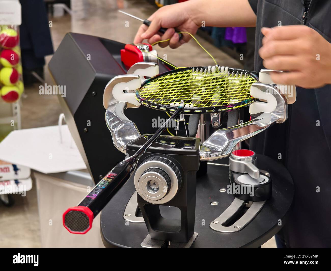 Indossa una racchetta da badminton su una macchina per stringere a racchetta. Foto Stock