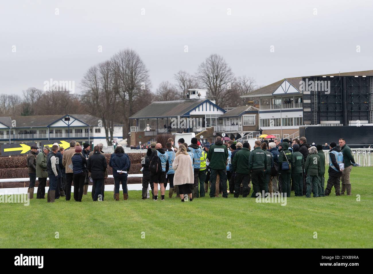 Windsor, Berkshire, Regno Unito. 15 dicembre 2024. L'ippodromo di Windsor, nel Berkshire, è pronto per l'incontro Jumps Racing Returns dopo vent'anni. L'ultimo salto in pista avvenne nel 2005. Il personale stava ricevendo il briefing stamattina in pista dall'addetto al campo. Crediti: Maureen McLean/Alamy Live News Foto Stock