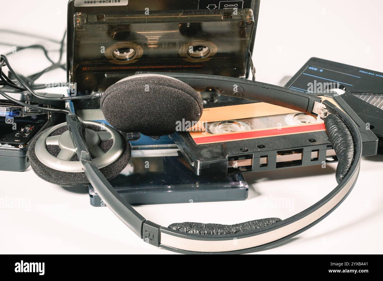 Una scena nostalgica con apparecchiature audio vintage, tra cui lettori di cassette, cassette e cuffie retrò. Cattura il fascino della S analogica Foto Stock