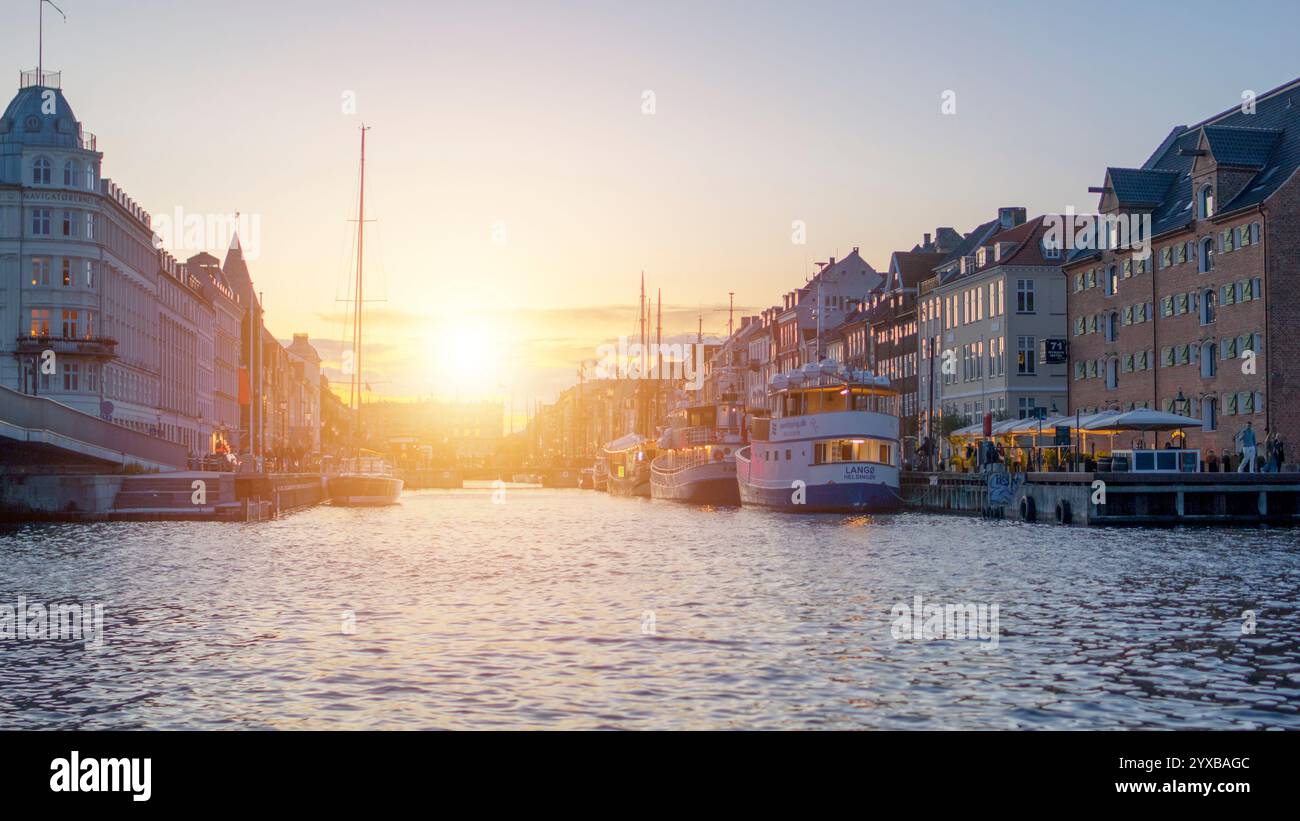 Copenaghen, Danimarca - 13 settembre 2024: Canale Nyhavn a Copenaghen al tramonto. Foto Stock
