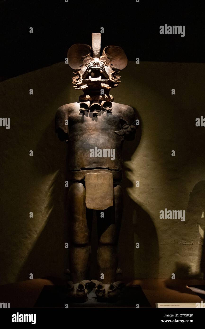 Città del Messico, Messico 12 novembre 2024: Scultura in ceramica del dio pipipistrello trovata nel comune di Chalco. Museo Templo Mayor. Foto Stock