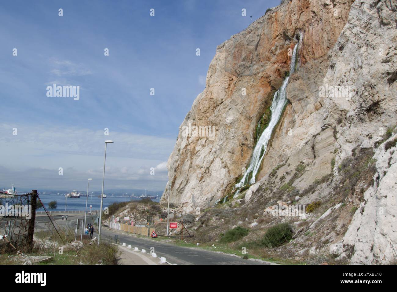 Cascata Europa - acqua in eccesso proveniente dall'impianto di desalinizzazione nella roccia di Gibilterra Foto Stock