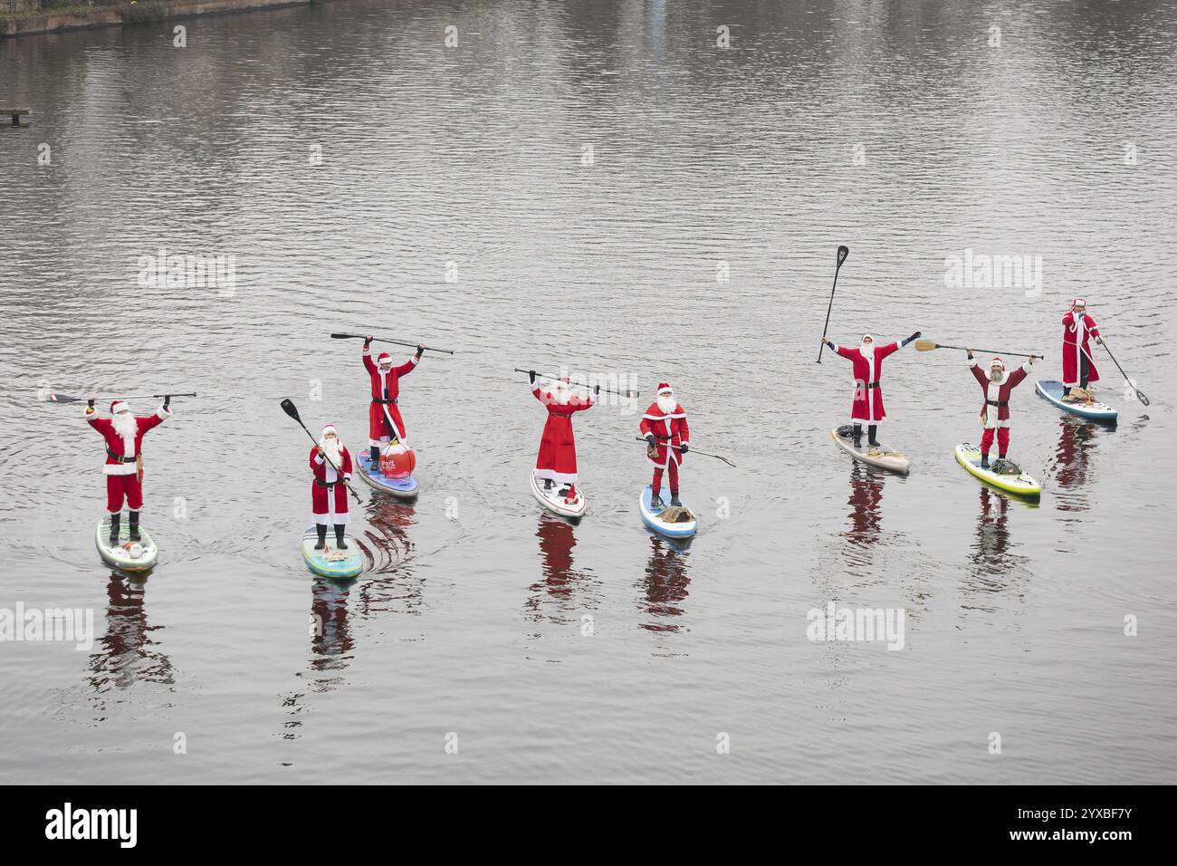 Gli appassionati di sport acquatici si sono vestiti da Santas su Sprea a Berlino il 14 dicembre 2024 Foto Stock