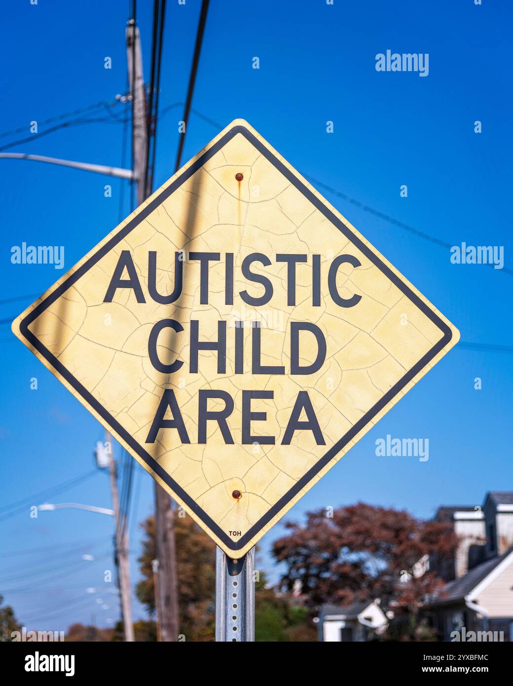 Harbor Isle, New York, Stati Uniti d'America – 23 ottobre 2024: Primo piano di un cartello giallo a forma di diamante con la scritta Autistic Child area. Foto Stock