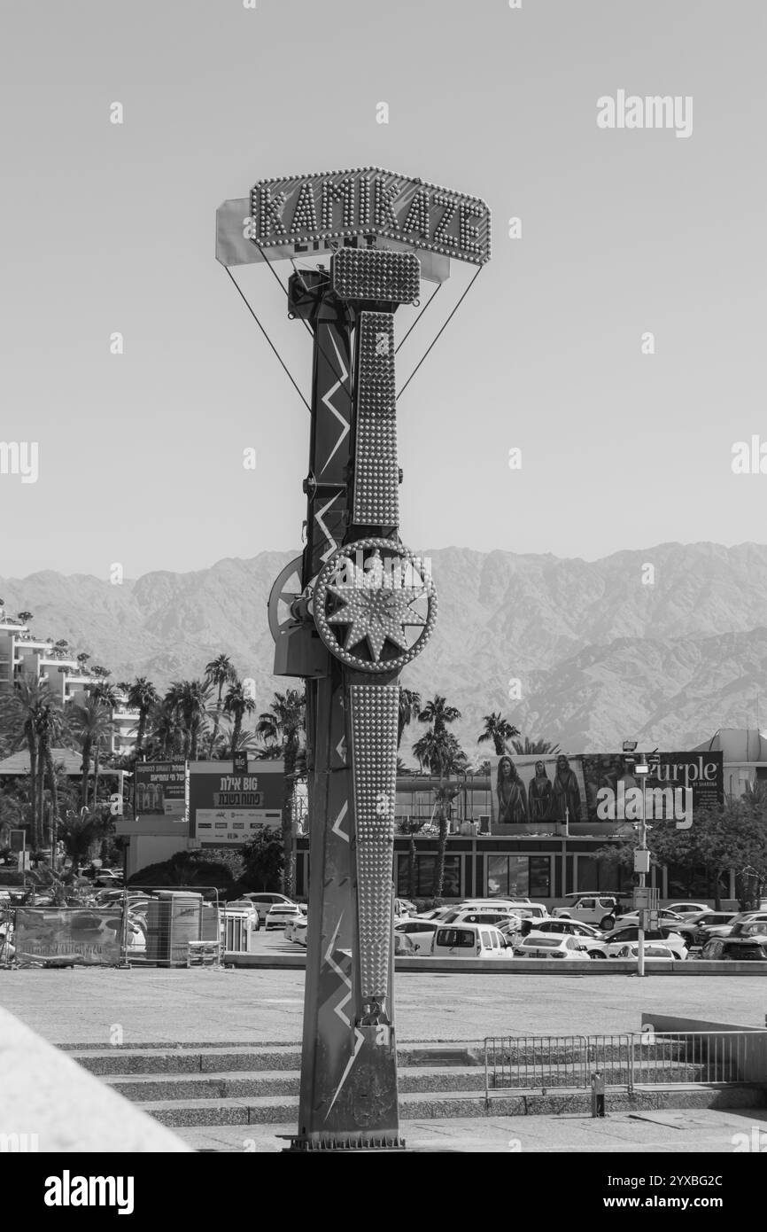 Eilat, Israele - 1° novembre 2024: Giro in bianco e nero sul lungomare del parco divertimenti kamikaze Foto Stock