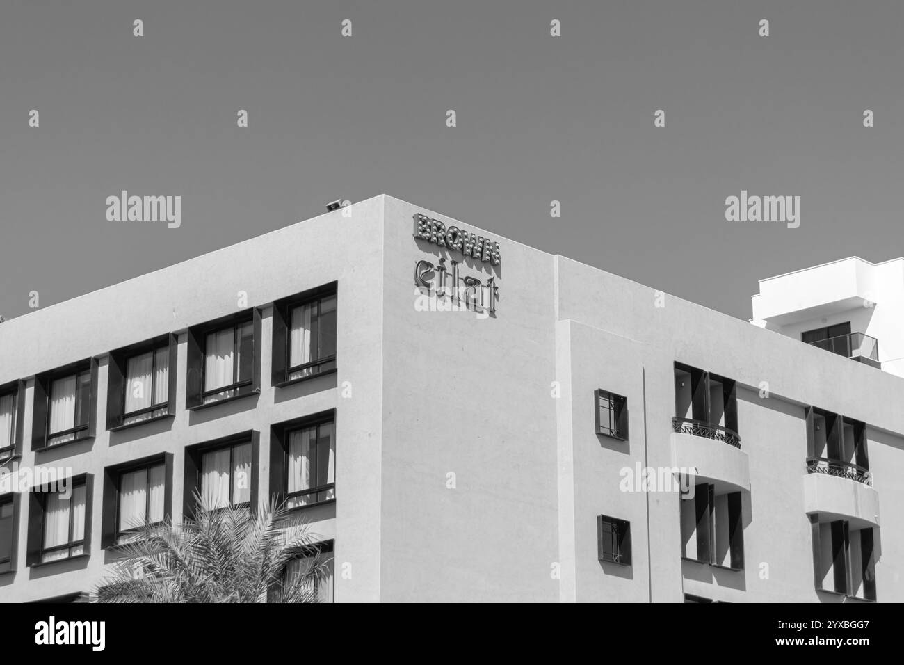 Eilat, Israele - 2 novembre 2024: Facciata marrone Eilat dell'hotel boutique in bianco e nero Foto Stock
