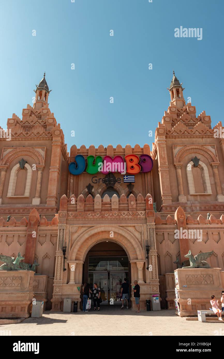 Eilat, Israele - 2 novembre 2024: Negozio Jumbo Grecia. Eilat, Israele, presso il vecchio edificio biblico del parco a tema Kings City Foto Stock