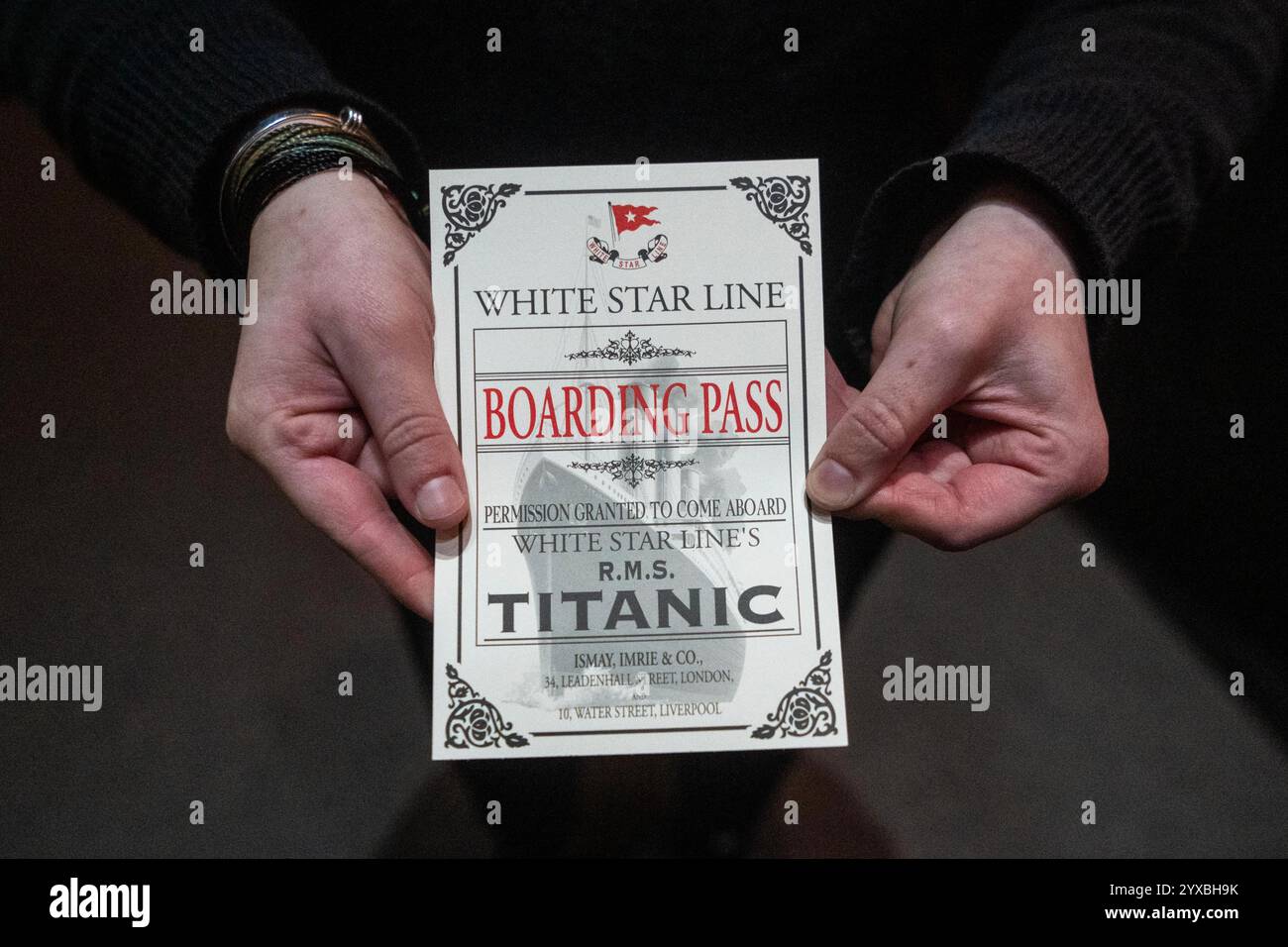 Massachusetts, Stati Uniti. 13 dicembre 2024. Un membro del personale espone un biglietto di esempio, che è una replica di una carta d'imbarco originale del Titanic, in una mostra di manufatti del Titanic a Boston, Massachusetts, Stati Uniti, 13 dicembre 2024. La mostra presenta oltre 200 manufatti autentici recuperati dal naufragio. Crediti: Ziyu Julian Zhu/Xinhua/Alamy Live News Foto Stock