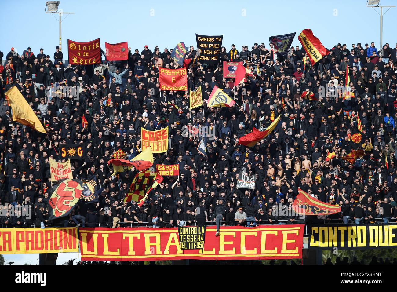 Lecce, Italia. 15 dicembre 2024. Tifosi del Lecce americano nella partita tra l'US Lecce e l'AC Monza allo stadio Ettore Giardiniero - via del Mare a Lecce (Italia), Dic 15, 2024. Crediti: Insidefoto di andrea staccioli/Alamy Live News Foto Stock