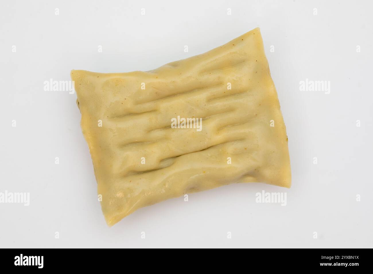 Specialità Maultasche (Ravioli della Germania meridionale) su sfondo bianco Foto Stock