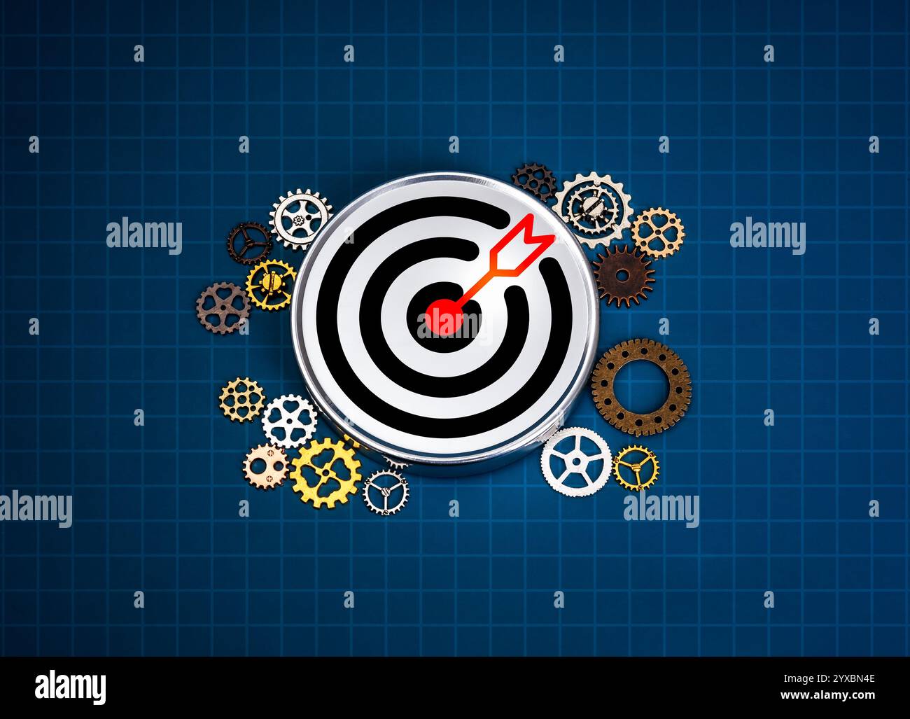 Obiettivo di grandi aziende, tecnologia di marketing online, concetto di gestione degli obiettivi e del successo. Grande icona cromata di destinazione circondata da molti ingranaggi piccoli sul cilindro Foto Stock