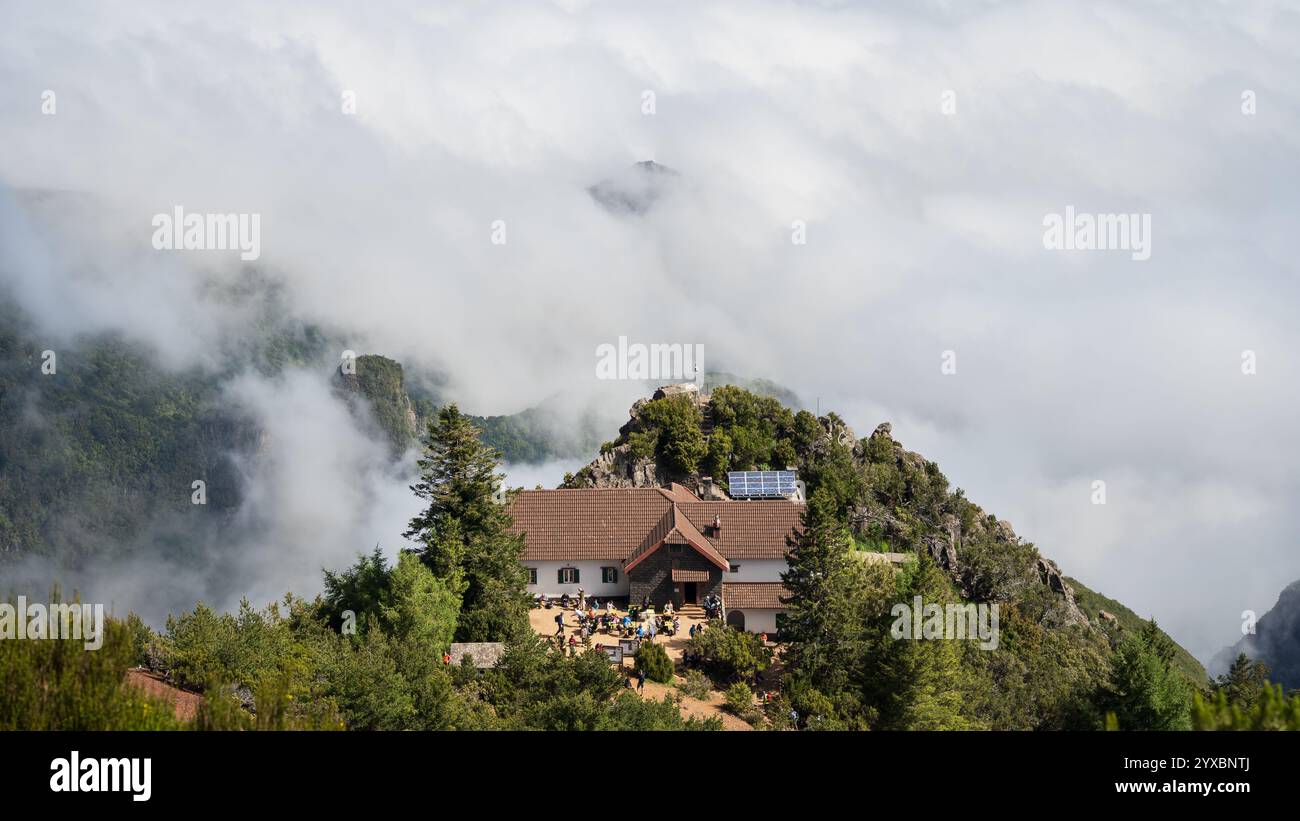 Vista sul rifugio situato sulla cima della montagna avvolta da nuvole, Madeira, Portogallo Foto Stock