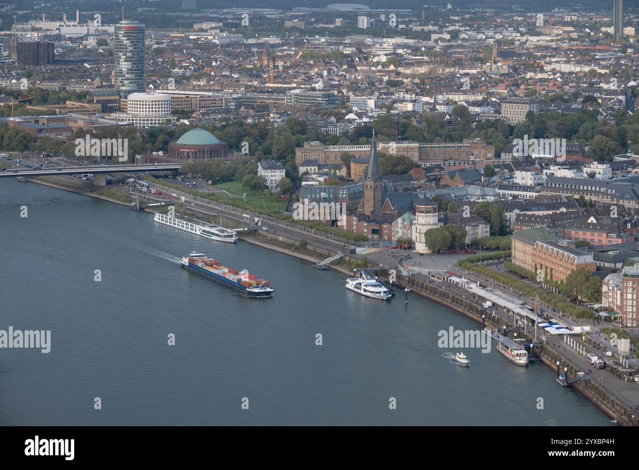 Germania, Renania settentrionale-Vestfalia, Dusseldorf, Vista del lungomare dal Rheinturm o Torre del Reno, che è l'edificio più alto della città. Foto Stock