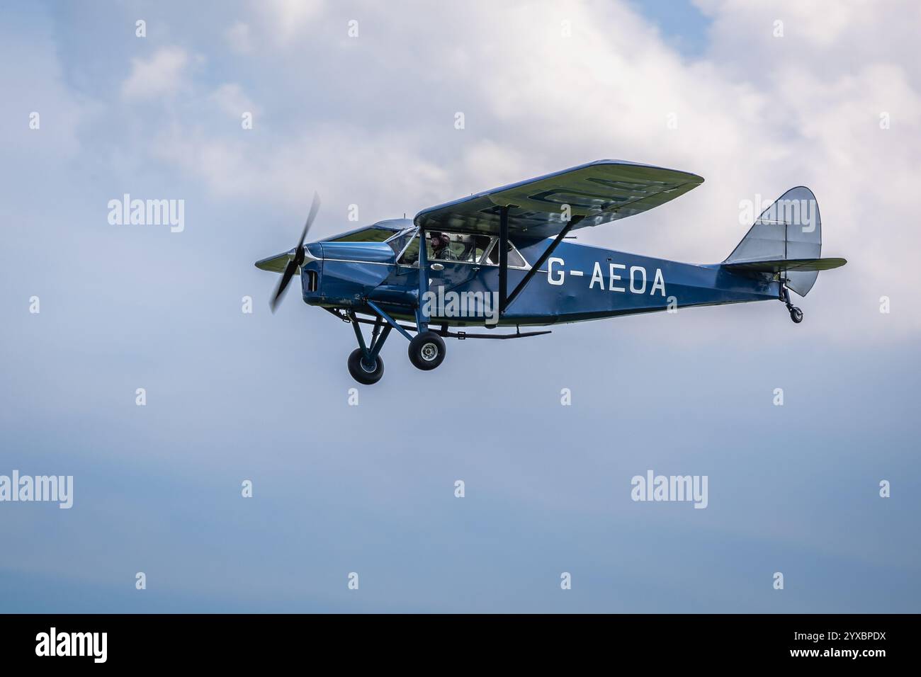 De Havilland Puss Moth, in volo al Best of British Air Show tenutosi a Shuttleworth il 12 maggio 2024. Foto Stock