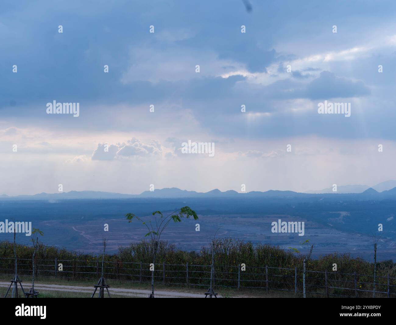 Splendido scenario naturale di un parco pubblico, vista del tramonto con catene montuose alla miniera di Mae Moh, Lampang, Thailandia. Foto Stock