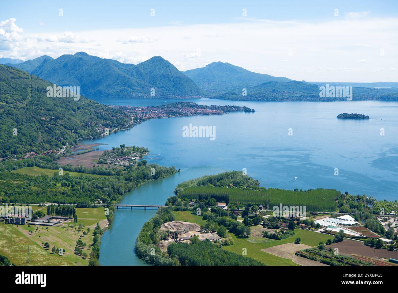 Il Lago maggiore e il paese di Verbania in fondo, Italia Foto Stock