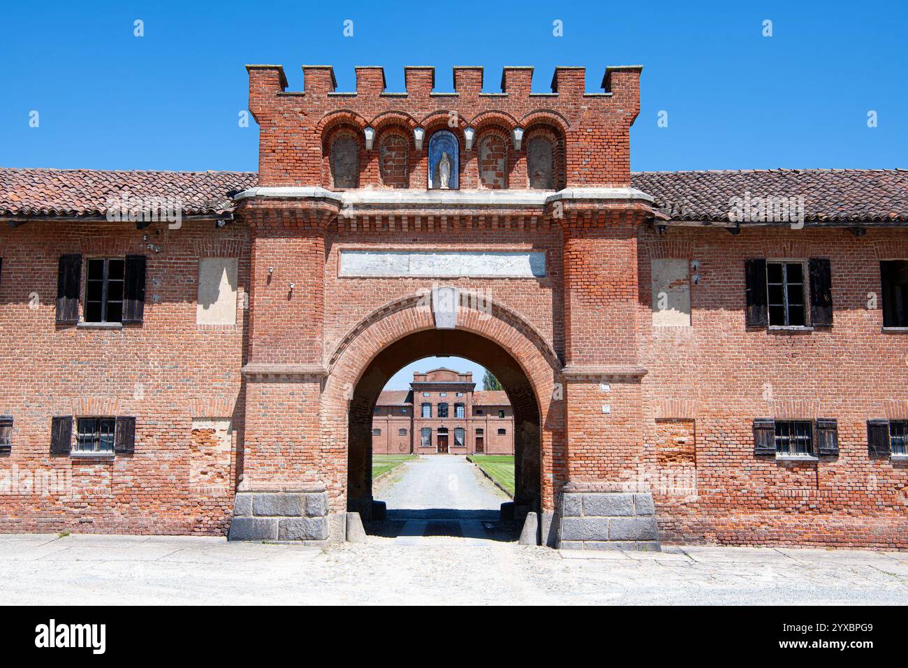 Antico casale tenuta Colombara nel mezzo di un sito di produzione del riso vicino a Vercelli, Piemonte, Italia. Oggi è un museo. Foto Stock
