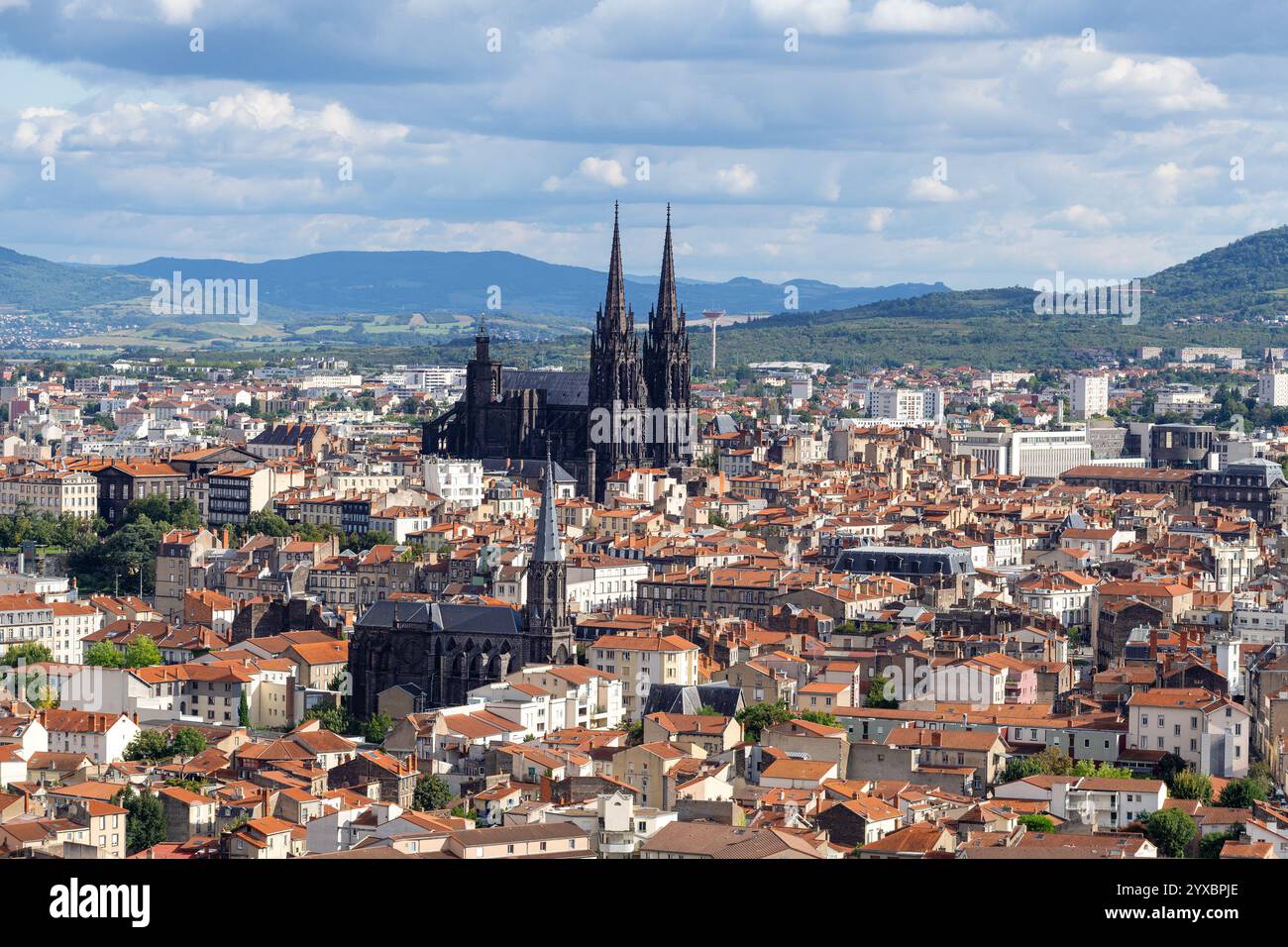 Paesaggio urbano e cattedrale di Clermont-Ferrand a Clermont-Ferrand, Francia Foto Stock