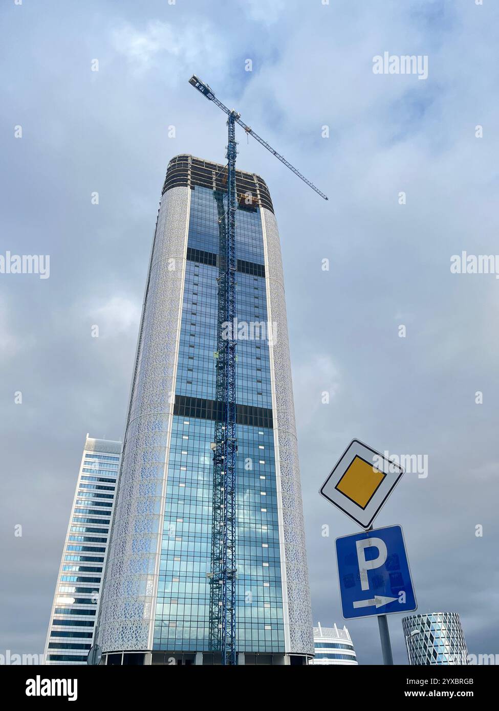 gru a torre, alto edificio, moderno, edificio per uffici in vetro, cantiere, Sky Fort, Sofia Bulgaria, architettura, infrastruttura, concetto, UE Foto Stock