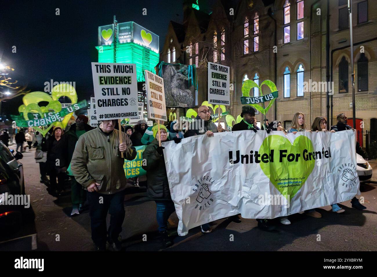 West Kensington, Londra, Regno Unito. Sabato 14 novembre 2024. I membri della comunità di Grenfell si riuniscono per la Grenfell Silent Walk attraverso West Kensington, onorando la memoria delle 72 vittime perse nell'incendio della Grenfell Tower, che ha causato anche oltre 70 feriti. La tragedia si svolse il 14 giugno 2017, quando un incendio scoppiò alle 00:54 BST nella Grenfell Tower di 24 piani a North Kensington, West London. Il fuoco, che bruciò per 60 ore, era alimentato da rivestimenti altamente infiammabili, un fattore identificato come la ragione "principale" della sua rapida e devastante diffusione. Il 4 settembre 2024, la fin Foto Stock